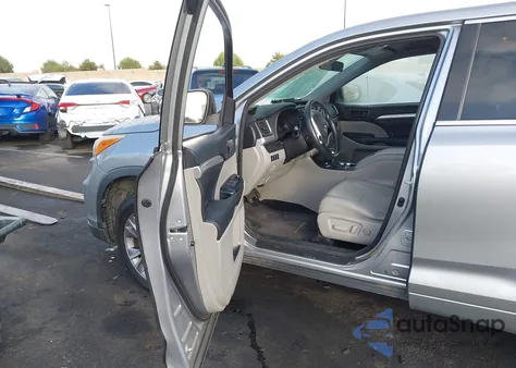 2015 Toyota Highlander Le Plus V6 z USA, uszkodzony, nr VIN 5TDZKRFH2FS080006